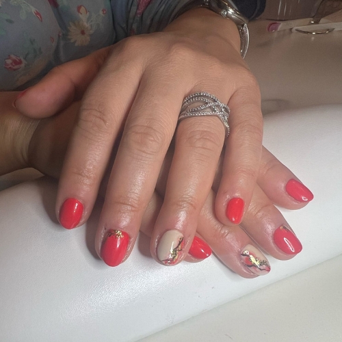 coral nails with marble effect