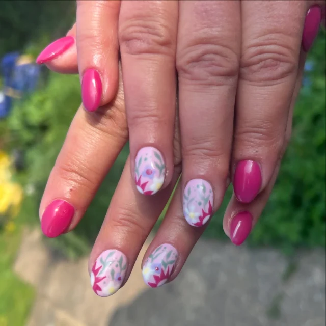 Blooming inspired spring meadow set for my lovely customer @debbie.turrell.102 💕💐

We changed the shape from squoval to almond and the result speak for itself 🤩✨

#almondnail #almondshapenails #springnail #springnailart #nailsart #nailsnailsnails #mobilenailtech