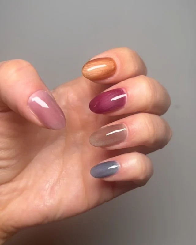 …which one of these glass stain cat eye gel colours would you go for? 
Perfect as a base for some magic to be painted on top…watch this space because something special will appear here very soon! ⌛️
.
.
#glassnails #cateyenail #cateyepolish #shimmernails #cateye #nails #gelnails #magneticnails #chromenail