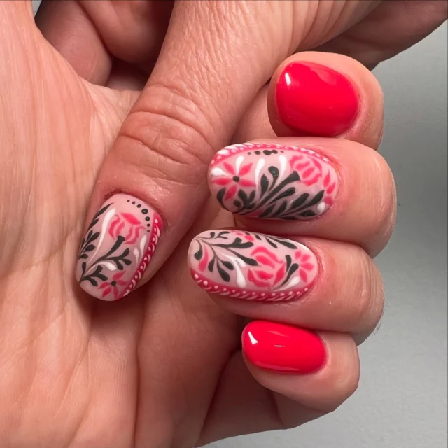 Mexican matte style foliage micro painted pattern. 
Happy Sunday 🇲🇽
.
.
#mexicanstylenails #foliagenails #rednails♥️ #nailart #nailartist #naildesigner #naildesign #nails #nailobsessed #abstractnails #gelnails #mattetopcoat